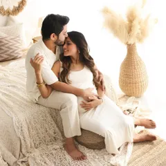 A quiet moment of anticipation. This image from a boho-themed maternity session in my studio captures the gentle connection between partners, surrounded by warm, earthy textures and soft natural light.