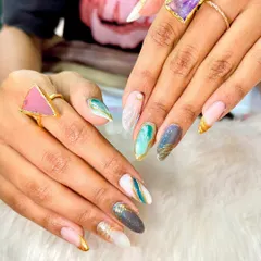 Ocean vibes at your fingertips. Dive into the beauty of sea-inspired nails with stunning marble waves, glistening gold accents, and dreamy pearl finishes.