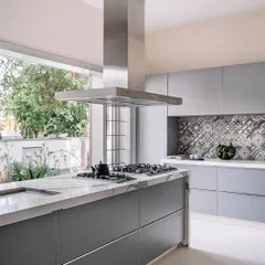Even the kitchen can be connected to the outdoors. A large window above the counter provides a beautiful view of the garden and fills the space with natural light, making cooking a more pleasant and airy experience.