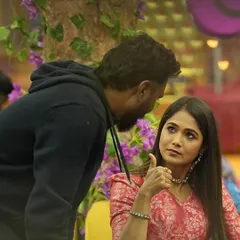 Explaining a dance sequence to a contestant inside the Bigg Boss Kannada Season 11 house. I always feel the same excitement choreographing for the finalists.