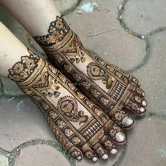 Bridal mehendi isn't complete without adorning the feet. This design features detailed paisley and traditional motifs, creating an elegant look that complements the bride's attire.
