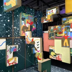 This installation for the 'Solo Commerce' trend visualizes the interconnected yet fragmented nature of the gig economy. We used suspended, puzzle-like blocks with vibrant illustrations to represent the freedom, flexibility, and network-driven lifestyle of modern entrepreneurs.