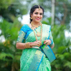 Sinchu Kavya looks stunning in this bright green and blue saree for her cousin's wedding. Her makeup is elegant and her smile is infectious.