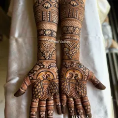 This full-hand design is packed with traditional elements, including majestic peacocks and detailed elephant figures in the arm bands.