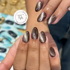 A rich, chocolatey-brown cat-eye polish. This shade is perfect for the fall and winter seasons, offering a deep, dimensional shimmer.