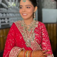 Wrapped in red, with soft smiles and a beautiful braid. This classic North Indian wedding look was everything calm and timeless.