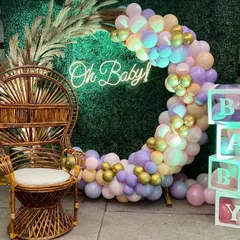 A close-up of the pastel balloon ring and 'BABY' blocks, a beautiful and trendy option for a modern baby shower.