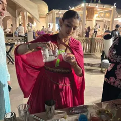 A guest at a wedding takes her turn behind the bar during our interactive cocktail workshop. We love creating opportunities for guests to get involved and make their own drinks.