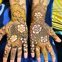 A gorgeous Pakistani-style design on the palms. I've used the technique of negative space, where the skin is part of the design, to make the white-filled flowers pop.