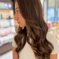A two-tone caramel highlight blend achieved with no bleach. This is a great way to get a lighter, brighter look without compromising hair health.