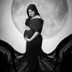 There is a classic, powerful beauty in black and white photography. This moon-themed portrait is one of my signature styles, creating a dramatic and artistic silhouette that highlights the perfect curve of your baby bump against a celestial backdrop.