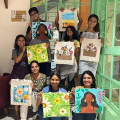 What a talented group! Everyone designed and painted their own custom tote bags, turning a simple accessory into a personal masterpiece.