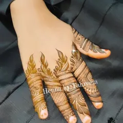 This design focuses on creating a beautiful pattern on just the fingers. The leafy tips and banded patterns give the illusion of wearing elegant rings.