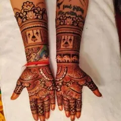 This intricate design includes the groom's name 'Tanveer' on the palm and a 'soul sisters' quote on the forearm, making it deeply personal for the bride.