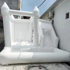 We manufacture these elegant all-white bouncy castles, a huge hit for weddings and exclusive events. This model includes a jumping area, climbing steps, a slide, and a ball pit, all in a clean, modern design.