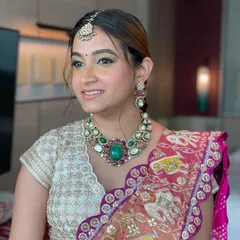 For this Haldi look, I created a sleek, high ponytail with a traditional gotta patti fishtail braid. It's a beautiful fusion of modern and traditional styles.