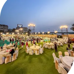 A wide-angle view of one of my large-scale outdoor event setups. I ensure that even with thousands of guests, the layout is organized, spacious, and allows for a smooth flow and comfortable dining experience.