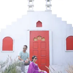 Get the feel of a Greek island getaway with our Santorini-inspired set. The combination of bright white walls, a bold red door, and natural grasses is perfect for vibrant pre-wedding and fashion photography.