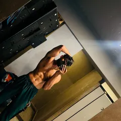 An angled mirror selfie to highlight the obliques and overall core strength.
