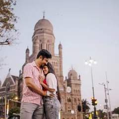 A sweet, intimate moment with the iconic BMC building in the background. This shot captures the blend of modern love and old-world architecture that defines South Mumbai.
