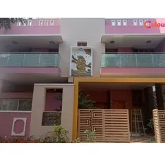 An independent house painted with a combination of pink, beige, and white. This project also features a custom mural, showcasing our ability to integrate artistic elements into our exterior painting work for a truly unique finish.