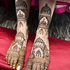 Your feet deserve just as much love. This intricate bridal foot mehendi features architectural mandap designs and delicate peacock motifs for a truly royal feel.