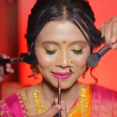 This behind-the-scenes shot captures the artistry of a full bridal makeover. With multiple brushes in hand, I demonstrate how to contour, highlight, and apply color simultaneously for an efficient and flawless application on this Maharashtrian navri.