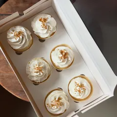 Another view of the simple yet elegant vanilla cupcakes, perfect for any event where you want a classic and delicious dessert.