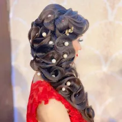 A perfect example of a glamorous reception hairstyle you will master. This look involves creating soft, cascading curls and expertly placing pearl accessories for a timeless and elegant finish.