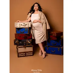 For the second look in this maternity session, we chose a chic, contemporary theme. I created a natural makeup look with a nude lip and soft smokey eye to complement the neutral tones of the outfit.