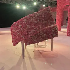 Even the piano was enveloped in flowers for Dolly J's show. This detail showcases my commitment to total environmental design, where every element, no matter how unexpected, becomes part of the floral narrative.