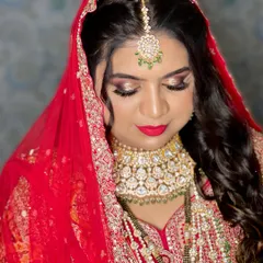 Creating this stunning HD bridal look for a beautiful Muslim bride, Nisha, for her Nikah in Kadapa was an experience to cherish. The focus was on glamorous eyes and a bold red lip.