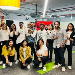 A great group shot with the talented team at Razorpay after a successful event. We had a blast choreographing their team performance and helping them put on a great show.