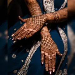 A geometric design for the back of the hands, featuring a V-shape pattern filled with intricate star-like jaal work. This style is modern, chic, and very eye-catching.