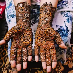 Asbah's mehndi, with a beautiful mix of floral and geometric patterns.
