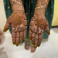 This design features classic bride and groom figures on the palms, a timeless element in bridal mehendi that I teach students how to draw with precision.