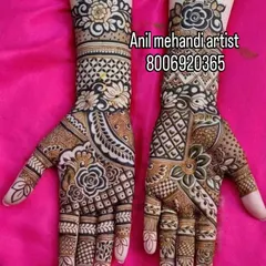 A gorgeous floral mehendi design. The use of shading and negative space makes the flowers and leaves look almost three-dimensional. This is a very elegant and feminine choice.