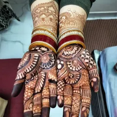 Another example of the rich bridal stain, complete with traditional chooda bangles. The dark color is a result of high-quality natural henna and proper aftercare.