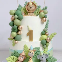 A close-up of the adorable, party-hat-wearing fondant animals. Getting these little details right is what gives a cake its charm.