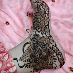 A unique and elegant foot design featuring a beautiful swan motif. The swan's feathers blend seamlessly into the intricate floral patterns, creating a truly special piece.