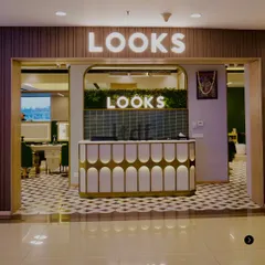 The entrance to this salon was designed to be an invitation into a world of indulgence and style. We used a language of soft arches, geometric floor patterns, and biophilic touches to create a unique and welcoming first impression that sets the tone for the entire experience.