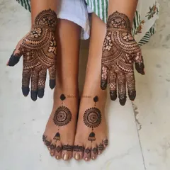 A simple bridal look with matching designs for the hands and feet, creating a cohesive and beautiful aesthetic.