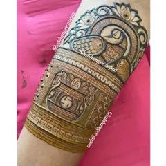 This arm band combines two auspicious motifs: a peacock and a kalash (a ceremonial pot). The use of bold lines and shading makes the design stand out clearly.