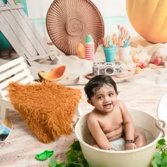 A wider view of our fun beach setup for a toddler splash session. Complete with sand, a mini deck chair, and surfboards, it’s a mini-vacation right here in the studio.