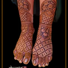 This full-coverage bridal leg design features beautiful cutwork and floral patterns. The negative space makes the intricate details stand out, creating a bold and beautiful statement.