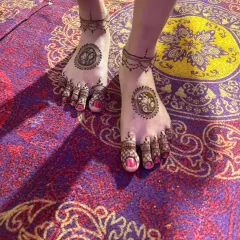 A simple yet elegant foot design, perfect for a bride or bridesmaid. It features a beautiful floral mandala on the top of the foot with delicate patterns on the toes and a light chain around the ankle.