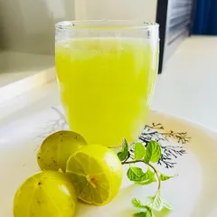 My morning detox juice made with amla, lemon, and mint. Starting the day with something so nourishing is a simple way to support digestion, boost metabolism, and promote healthy skin from the inside out.