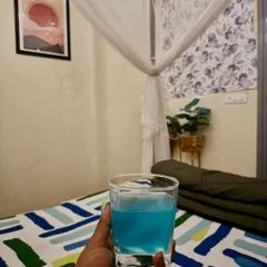 Even without decorations, the bedroom is a comfortable and stylish space. Here you can see the cozy bed and a welcome drink ready for your arrival.