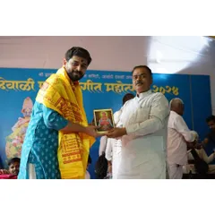 Receiving a memento at the Diwali Pahat Sangeet Mahotsav in Alandi. It is always special to be honored in such a sacred place.