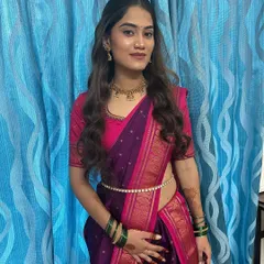 A full view of the guest makeup, paired with a beautiful saree and soft wavy hair.